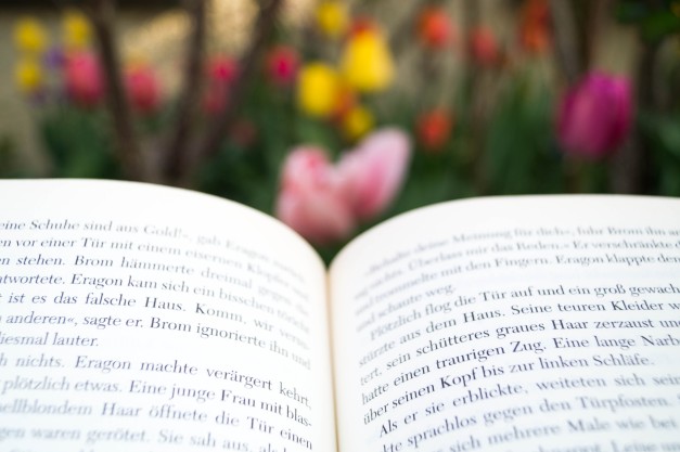 Buchseite mit Tulpen
