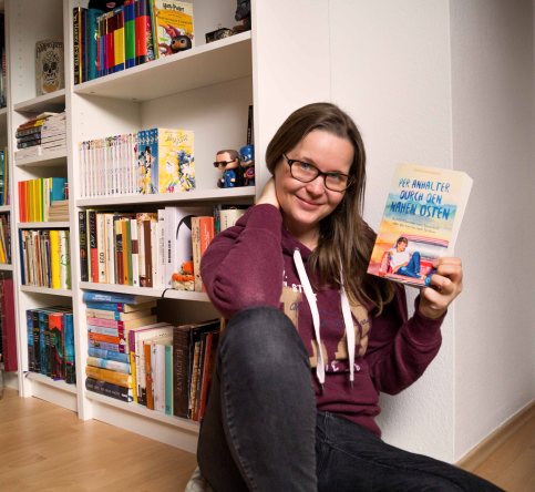 Ich mit dem Buch "Per Anhalter durch den Nahen Osten" von Patrick Bambach