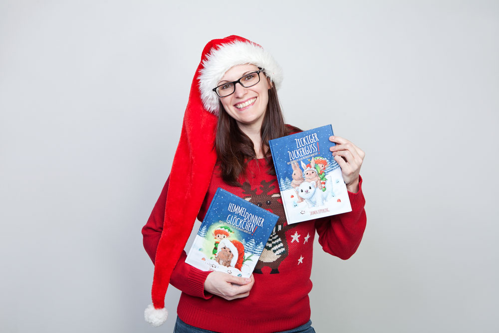 Jasmin Zipperling mit ihren Büchern "Himmeldonnerglöckchen!" und "Zickiger Zuckerguss!". Bild von Sarah Schovenberg.