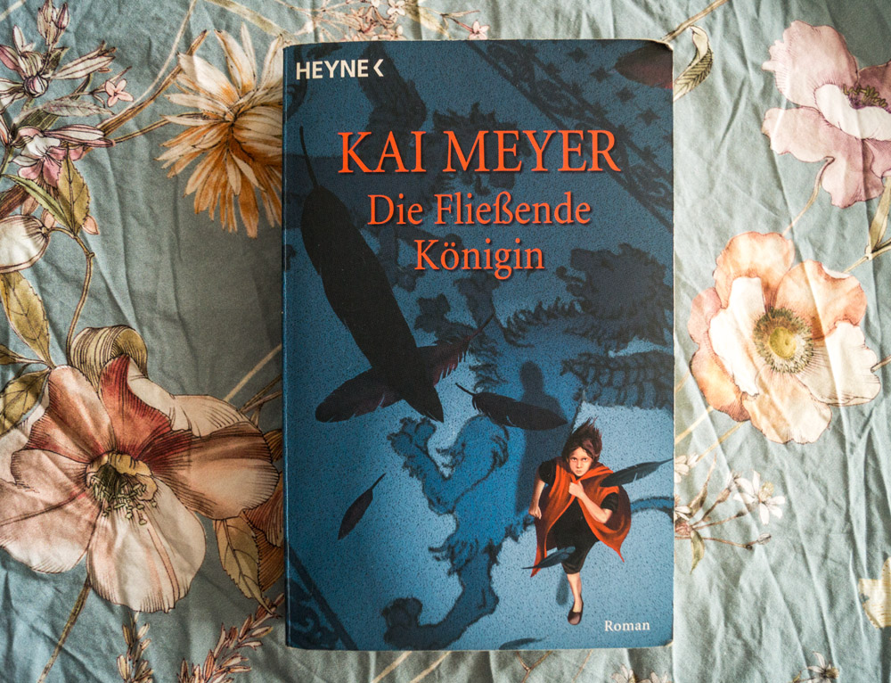 Kai Meyers Buch "Die Fließende Königin", dem ersten Teil der Merle-Trilogie Bild vom Buch "Die Fließende Königin" von Kai Meyer