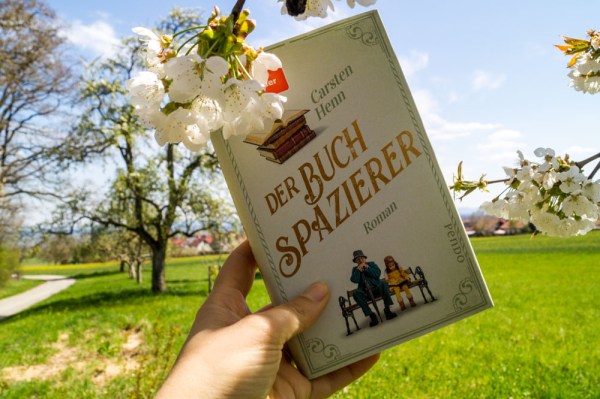 Buch "Der Buchspazierer" mit Blüten