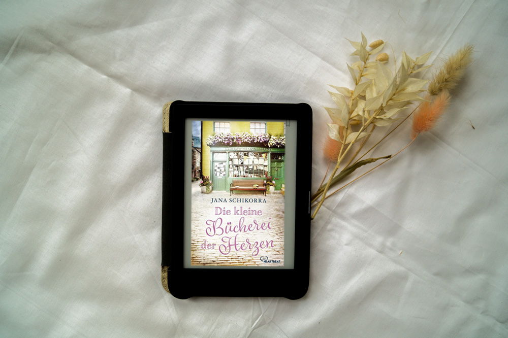E-Book von Jana Schikorra "Die kleine Bücherei der Herzen" mit Blumendeko