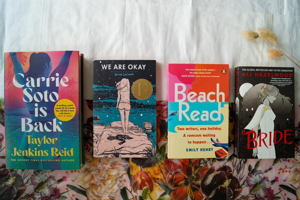 Vier Bücher sind nebeneinander zu sehen. 