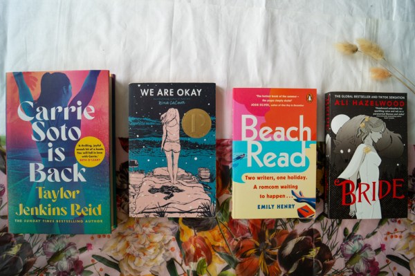 Vier Bücher sind nebeneinander zu sehen.