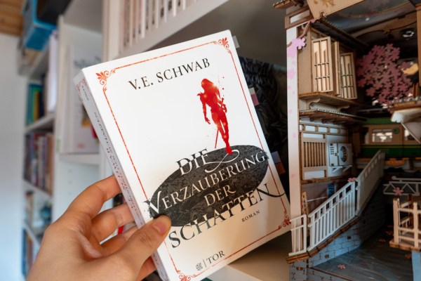Buch "Die Verzauberung der Schatten" von V.E.Schwab in einem Bücherregal.
