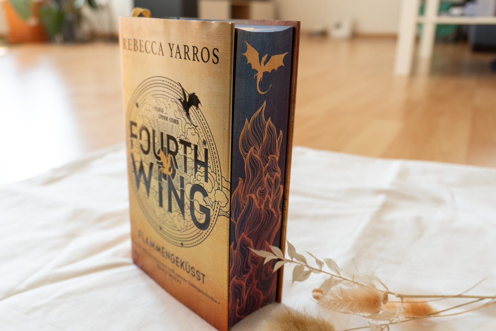 Rebecca Yarros - Fourth Wing. Flammengeküsst. Das Buch wurde leicht seitlich mit dem Farbschnitt fotografiert.