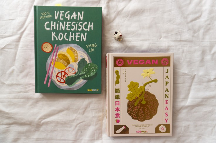 Zwei Kochbücher liegen nebeneinander vor einem weißen Hintergrund