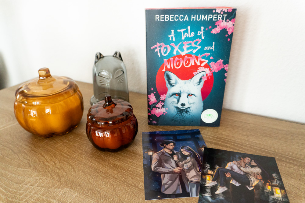 Das Buch "A Tale of Foxes and Moons" von Rebecca Humpert mit Charakterkarten und Deko.