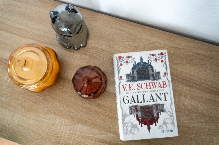 Das Buch "Gallant" von V.E. Schwab mit Deko drapiert